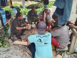 Anggota DPRD Yang Merakyat Duduk di Atas Batu Kecil Diskusi Dengan Petani