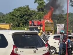 Truk Ekspedisi Tujuan Makassar-Kendari Terbakar di Depan SPBU Ussu