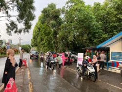 Polres Luwu Timur dan Bayangkari Bagi Takjil Buat Pengendara