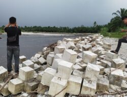Pembangunan Tanggul Penahan Dinding Sungai Kalaena Ambrol, Kajari Lutim Perintahkan Tim Ke Lokasi.