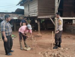 Bhabinkamtibmas Kunjungi Rumah Warga Tarabbi yang akan Mendapat Bantuan Dari Polres Lutim