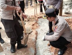 Polres dan Bhayangkari Peduli, AKBP Zulkarnain Letakkan Batu Pertama Warga Penerima Bantuan Bedah Rumah di Tarabbi