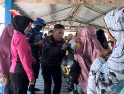 Serukan Pilkada Damai, Kapolda Sulsel Bagikan Ratusan Sembako ke Masyarakat Pulau Lae-lae