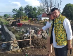 Pastikan proyek berkualitas, Aripin Tinjau Langsung Pembangunan Draenase di Libukan Mandiri