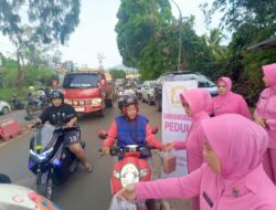 Wujud Kepedulian Polri, Sat Intelkam dan Bhayangkari Polres Lutim Berbagi Takjil