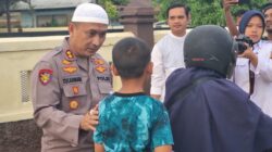 Raih Keutamaan Bulan Penuh Berkah, Kapolres Lutim Bersama Jajaran Berbagi Takjil di Depan Mako Polsek Malili