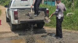Cegah Terjadinya Kecelakaan, Satlantas Polres Lutim Turun Langsung Lakukan Perbaikan Jalan di Jalan Trans Sulawesi, Desa Ussu