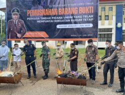 Kejari Lutim Laksanakan Pemusnahan Barang Bukti dan Barang Rampasan Perkara Tindak Pidana Umum yang Telah Memiliki Kekuatan Hukum Tetap