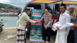 Raih Keberkahan Hari Jum’at, Sat Binmas Polres Lutim Bagikan 87 Nasi Kotak Untuk Jama’ah yang Baru Selesai Beribadah