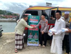 Raih Keberkahan Hari Jum’at, Sat Binmas Polres Lutim Bagikan 87 Nasi Kotak Untuk Jama’ah yang Baru Selesai Beribadah